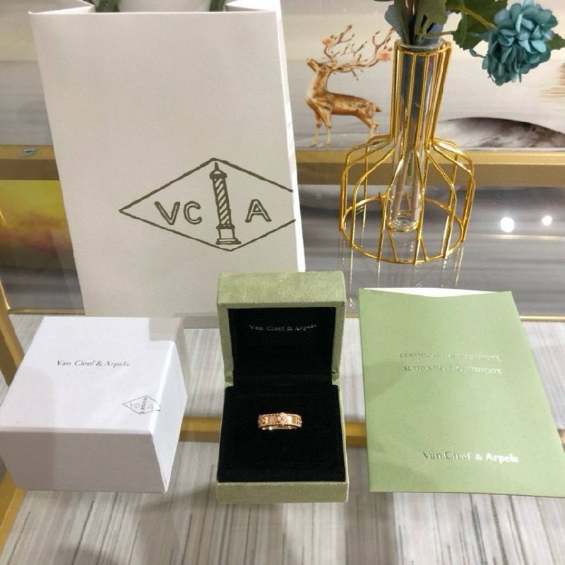 Van Cleef & Arpels Perlée Sweet Clovers — кольцо с ноткой удачи и очарования